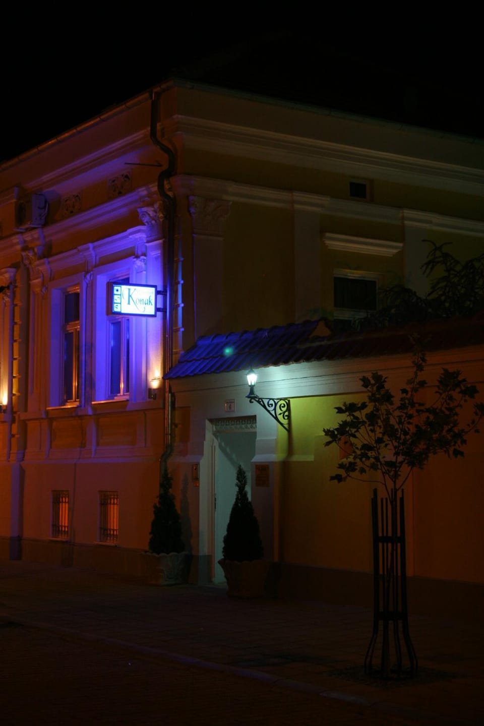 Facade/entrance