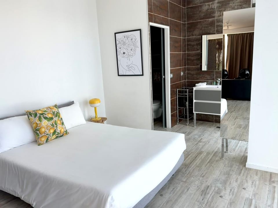 Bed, Bathroom, Photo of the whole room
