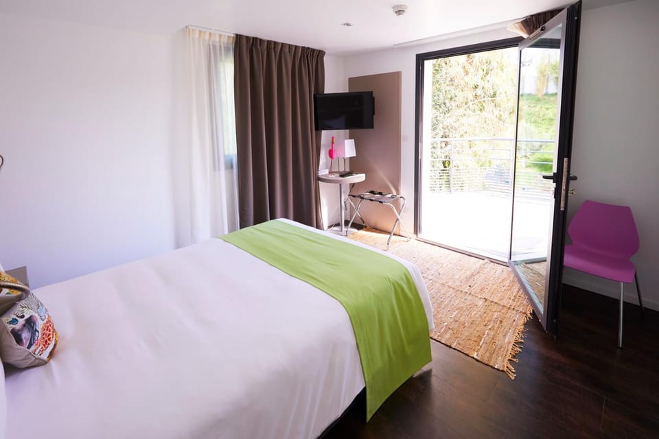 Bed, TV and multimedia, Photo of the whole room, Decorative detail, Bedroom