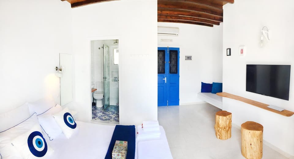 Shower, Toilet, Bed, Bathroom, TV and multimedia, Photo of the whole room, Bedroom, bunk bed
