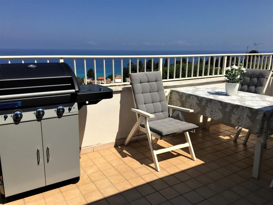 BBQ facilities, Balcony/Terrace, Dining area, Sea view