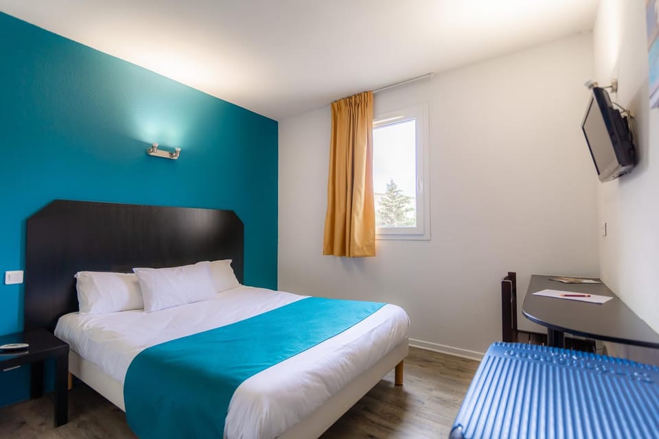 Bed, TV and multimedia, Photo of the whole room, Bedroom
