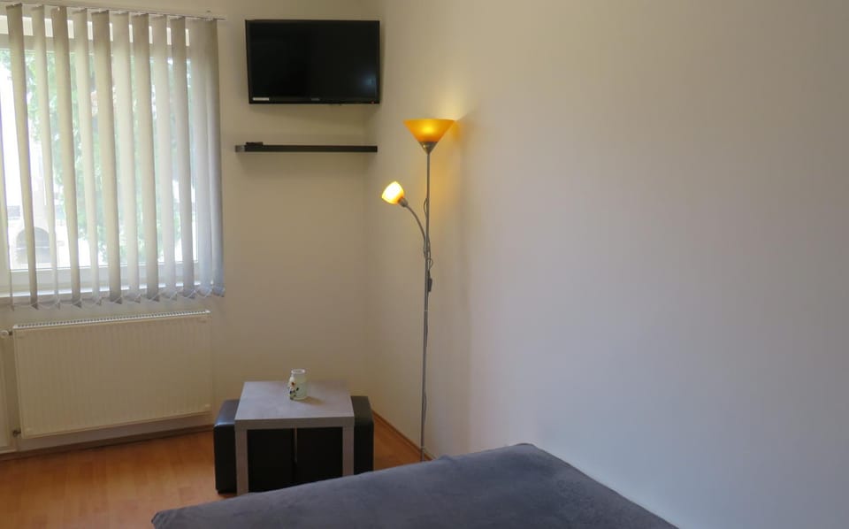 Bed, TV and multimedia, Bedroom