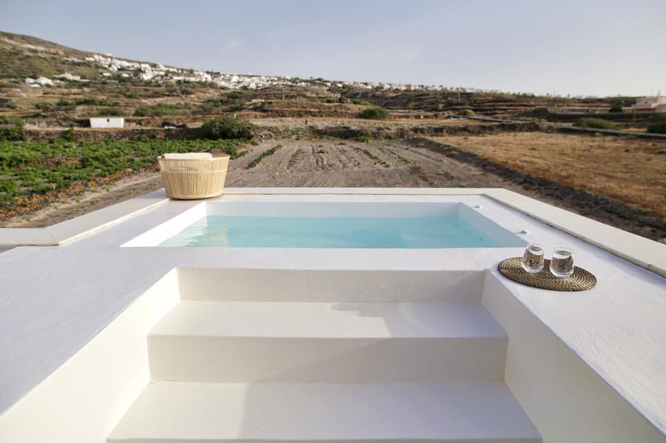 Nearby landmark, Off site, Neighbourhood, Natural landscape, Balcony/Terrace, Seating area, On site