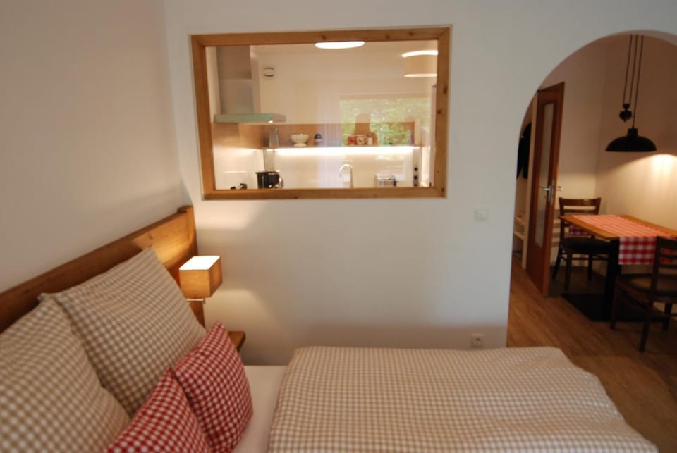 Kitchen or kitchenette, Living room, Seating area, Dining area, Bedroom