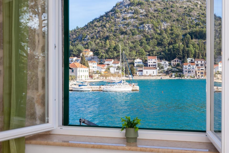 Mountain view, Sea view