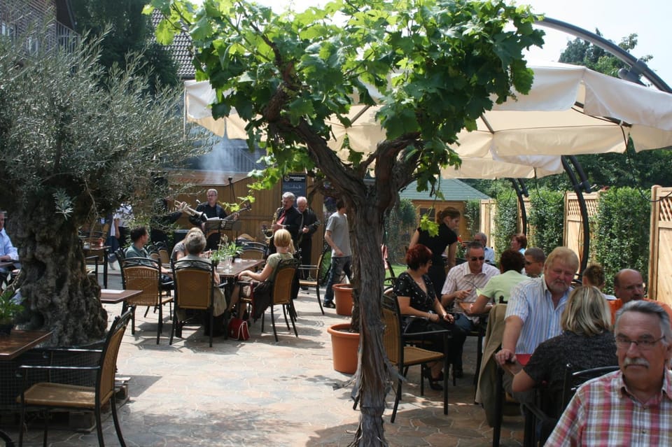 Patio, Restaurant/places to eat, Restaurant/places to eat, Spring, Summer, group of guests