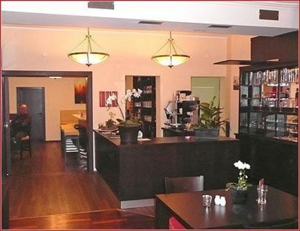 Restaurant/places to eat, Lounge or bar