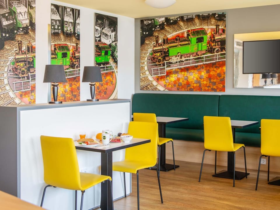 Photo of the whole room, Breakfast