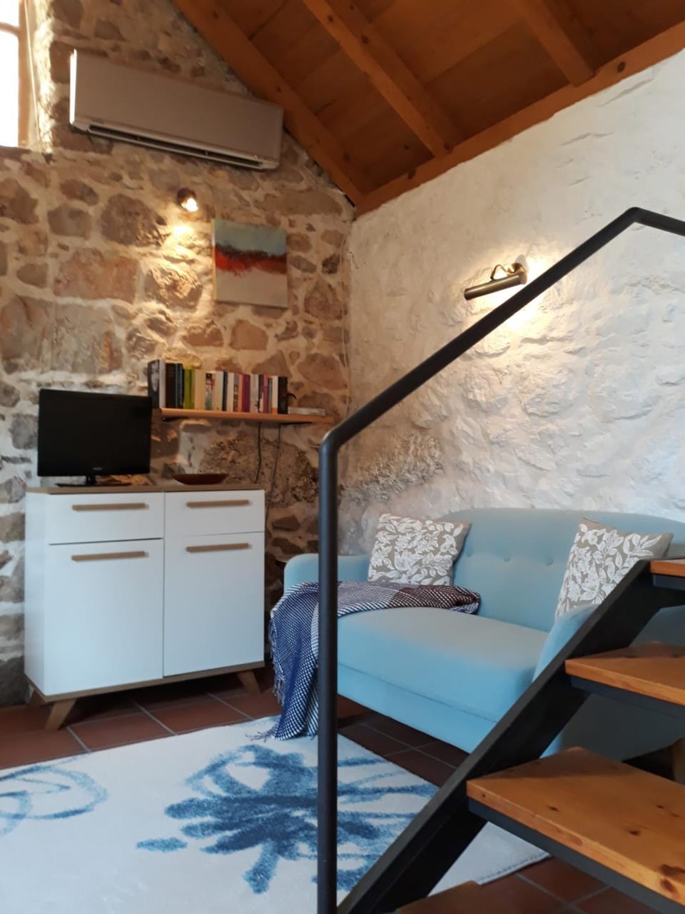 Photo of the whole room, Decorative detail