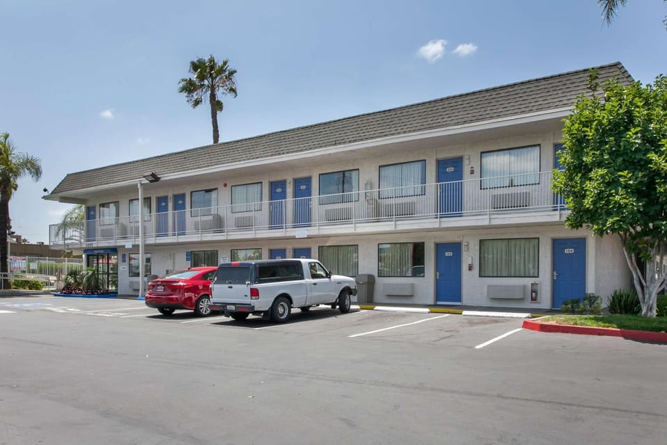 Property building, Facade/entrance, Day, On site, Time of day
