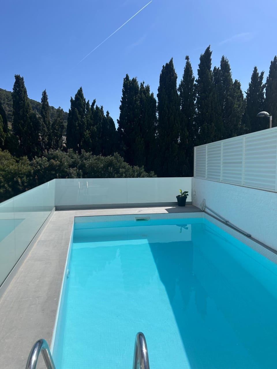 Swimming pool, sunbed