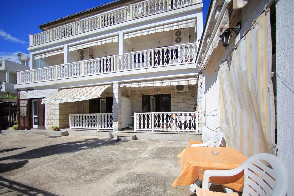 Location, children, Family