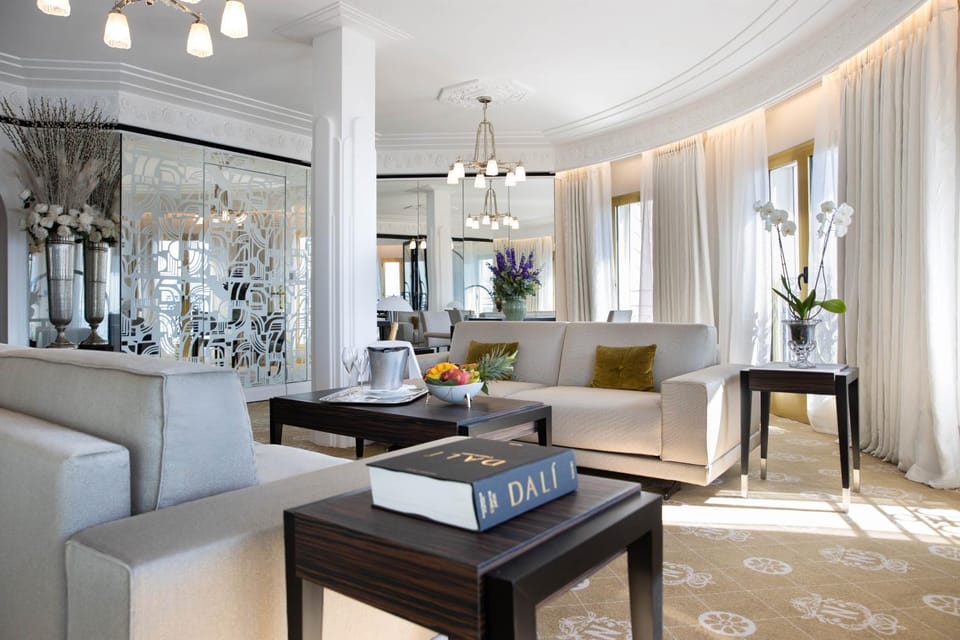 Living room, Photo of the whole room