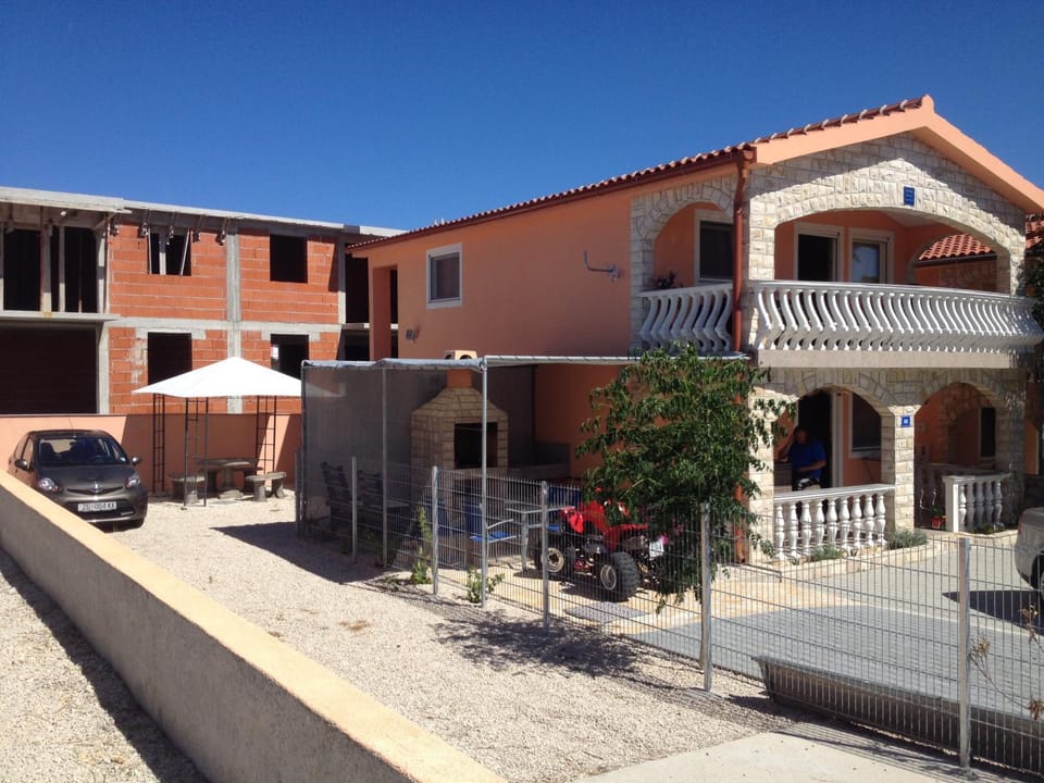 Location, children, Family