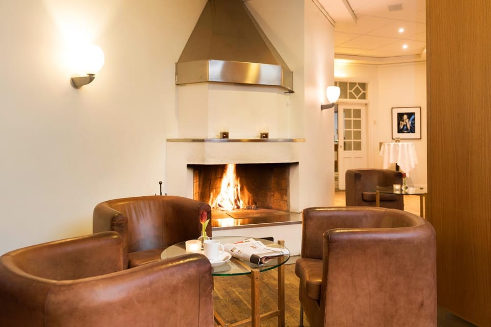 Living room, Lounge or bar, Seating area, flat iron