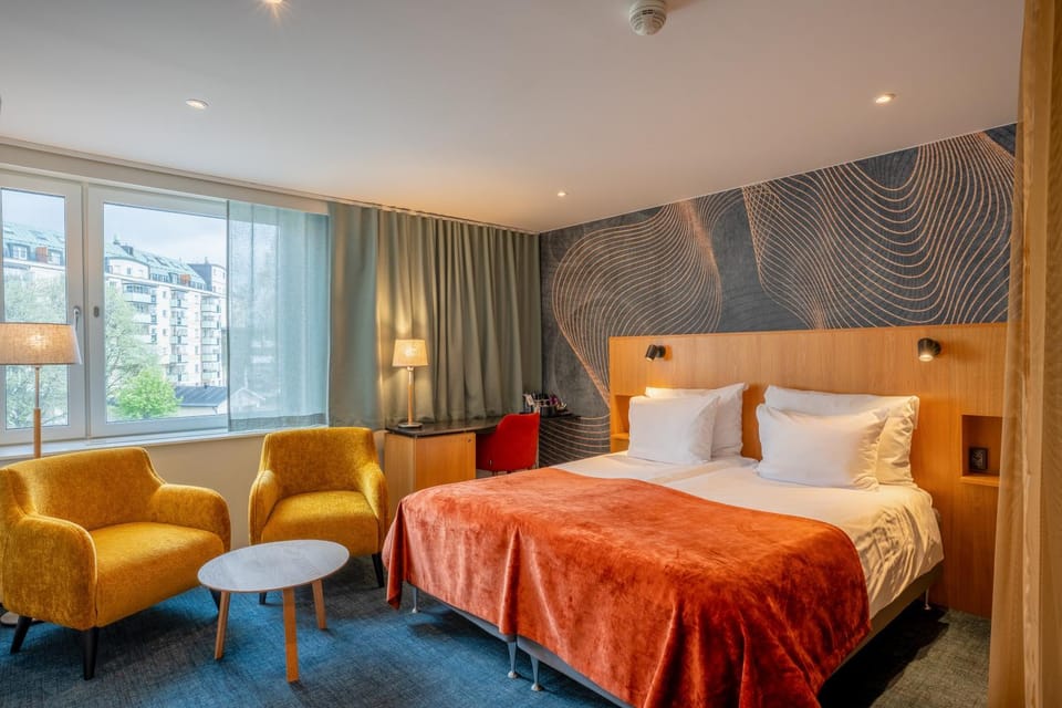 Bed, Photo of the whole room, Seating area, Bedroom