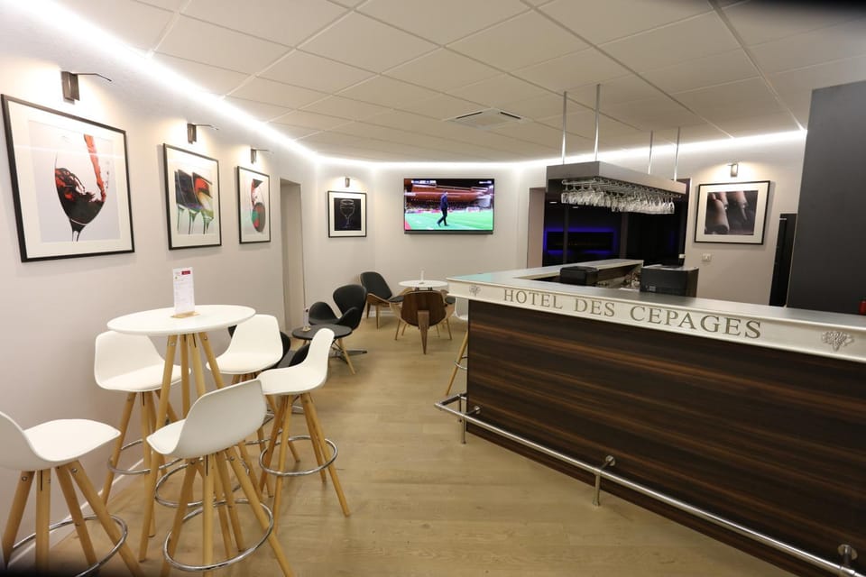 Communal lounge/ TV room, Lounge or bar, Drinks, Alcoholic drinks, Non alcoholic drinks