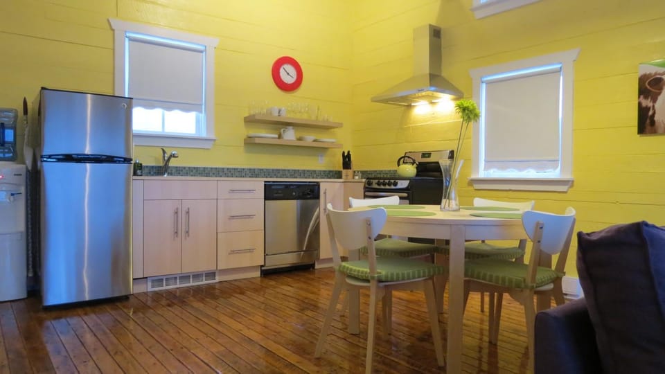 Kitchen or kitchenette, Decorative detail, Dining area