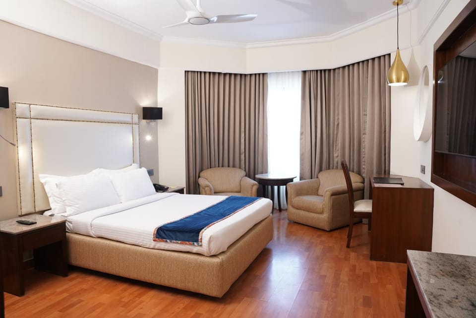 Bed, TV and multimedia, Living room, Seating area, Bedroom