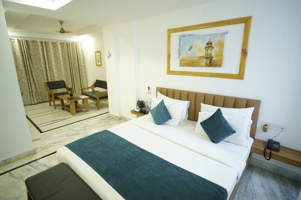 Bed, Living room, Photo of the whole room, Seating area, Bedroom