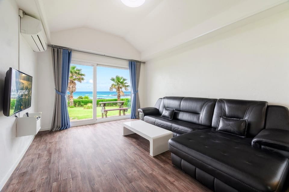 Natural landscape, TV and multimedia, Living room, Seating area