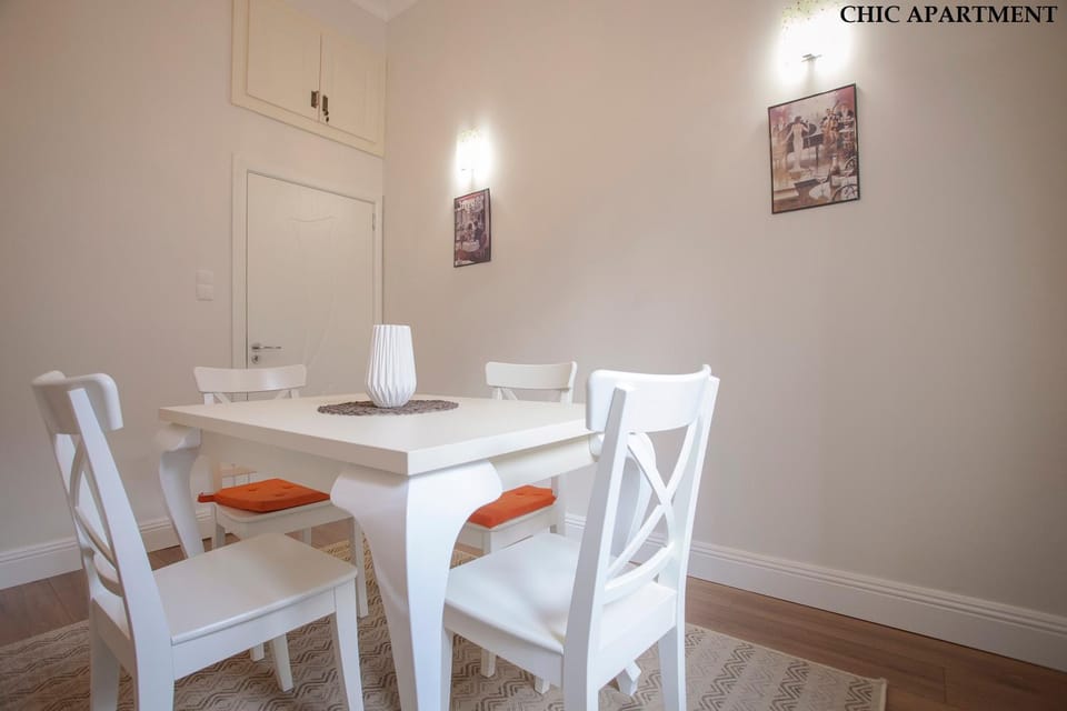Property building, Decorative detail, Decorative detail, Seating area, Dining area, Area and facilities, furniture, internet, internet