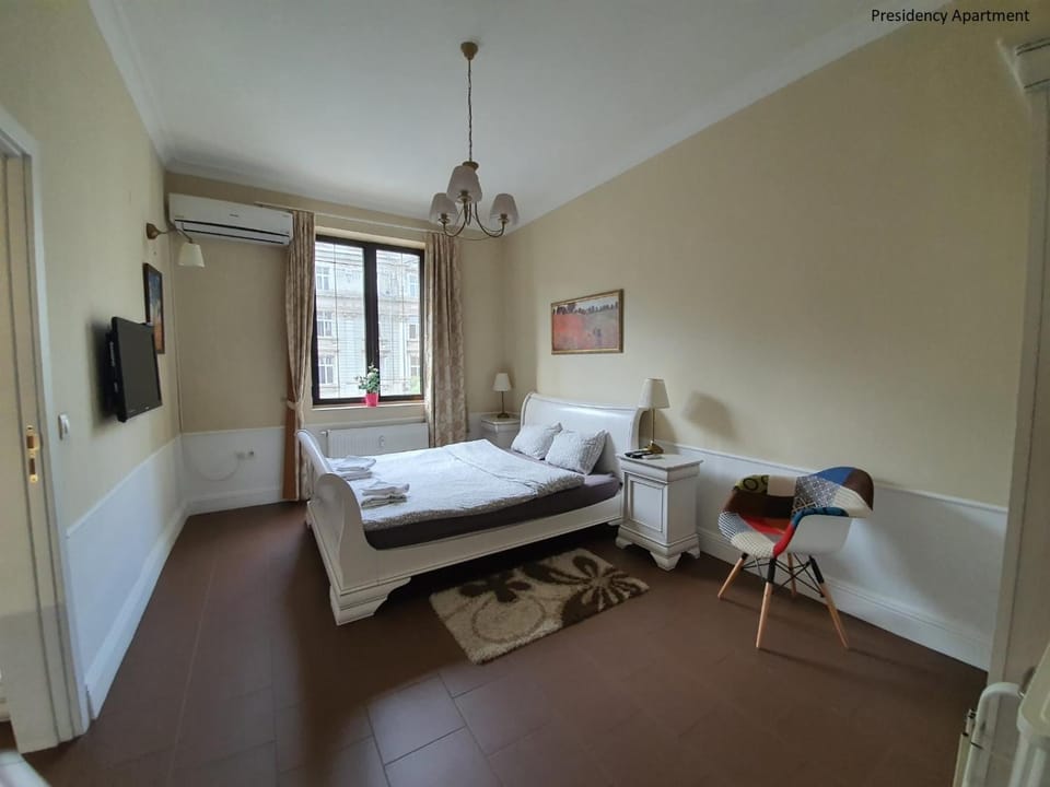 Bed, TV and multimedia, View (from property/room), Photo of the whole room, Seating area, Bedroom, internet, towels, air conditioner