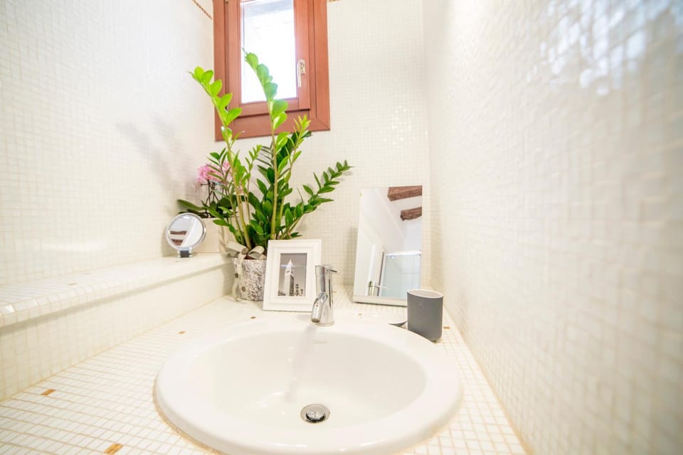 Bathroom, Decorative detail