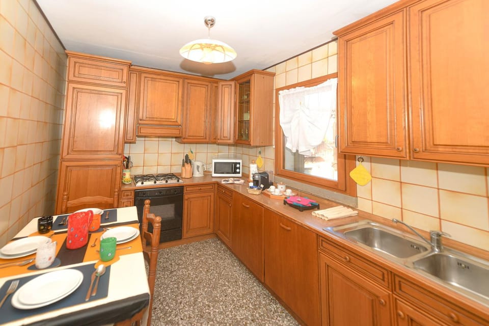 Kitchen or kitchenette, Food and drinks, Dining area, Food, dishwasher, oven, stove, toaster, washing machine, washing machine