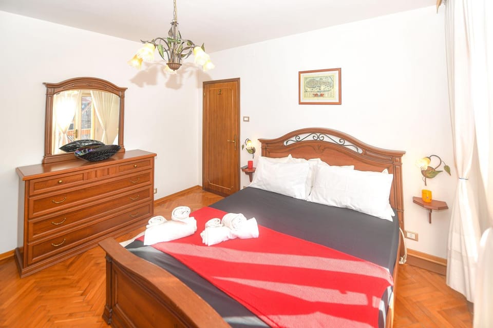 Bed, Bedroom, towels, wardrobe