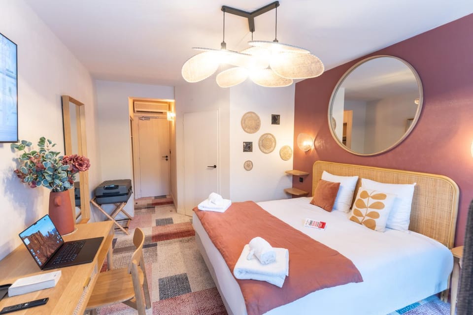 Photo of the whole room, Bedroom