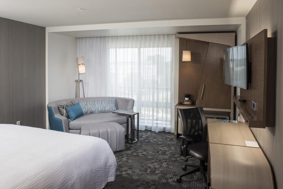 Photo of the whole room, Seating area, hair dresser