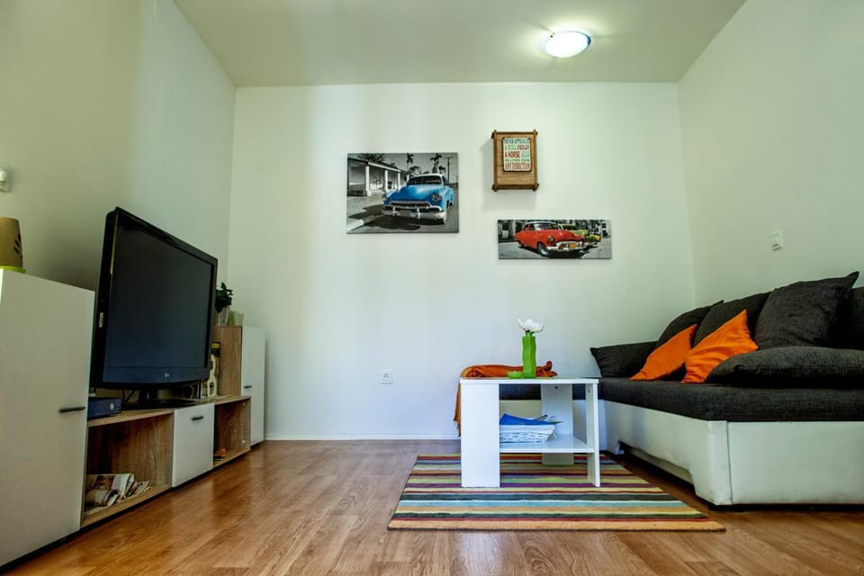Communal lounge/ TV room, TV and multimedia, Living room, Decorative detail, Seating area, Evening entertainment, Entertainment, group of guests