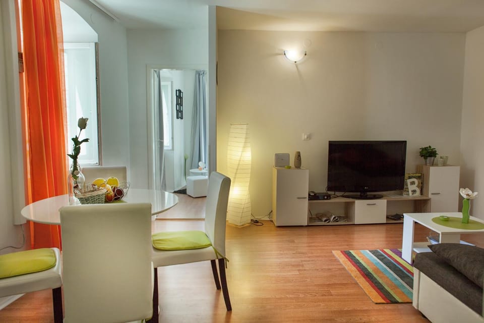 Day, TV and multimedia, Living room, Decorative detail, Dining area, On site
