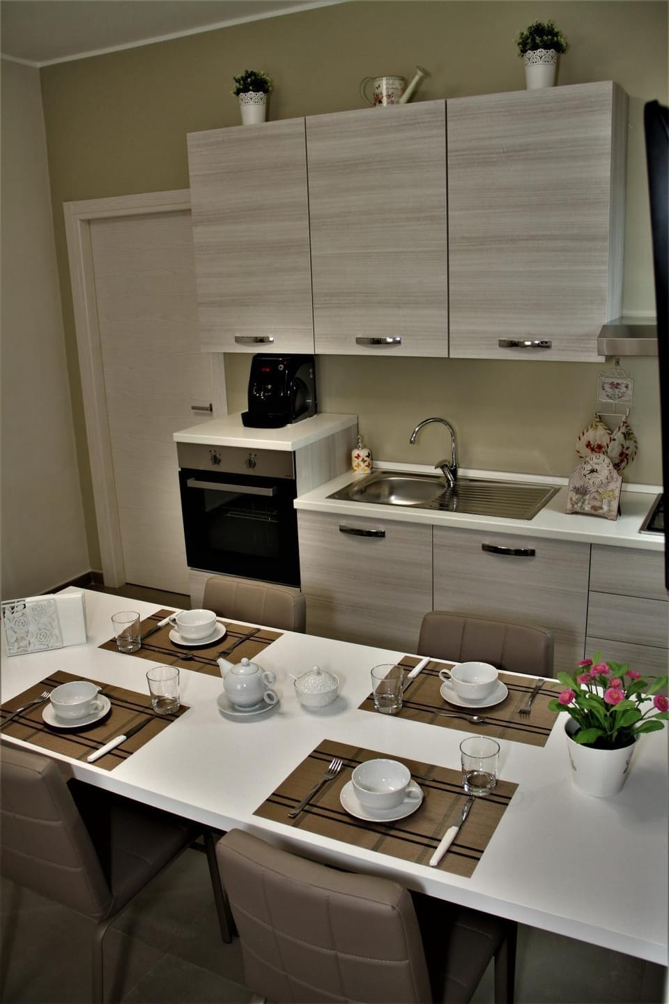 Coffee/tea facilities, Kitchen or kitchenette, Food and drinks, Dining area, Communal kitchen