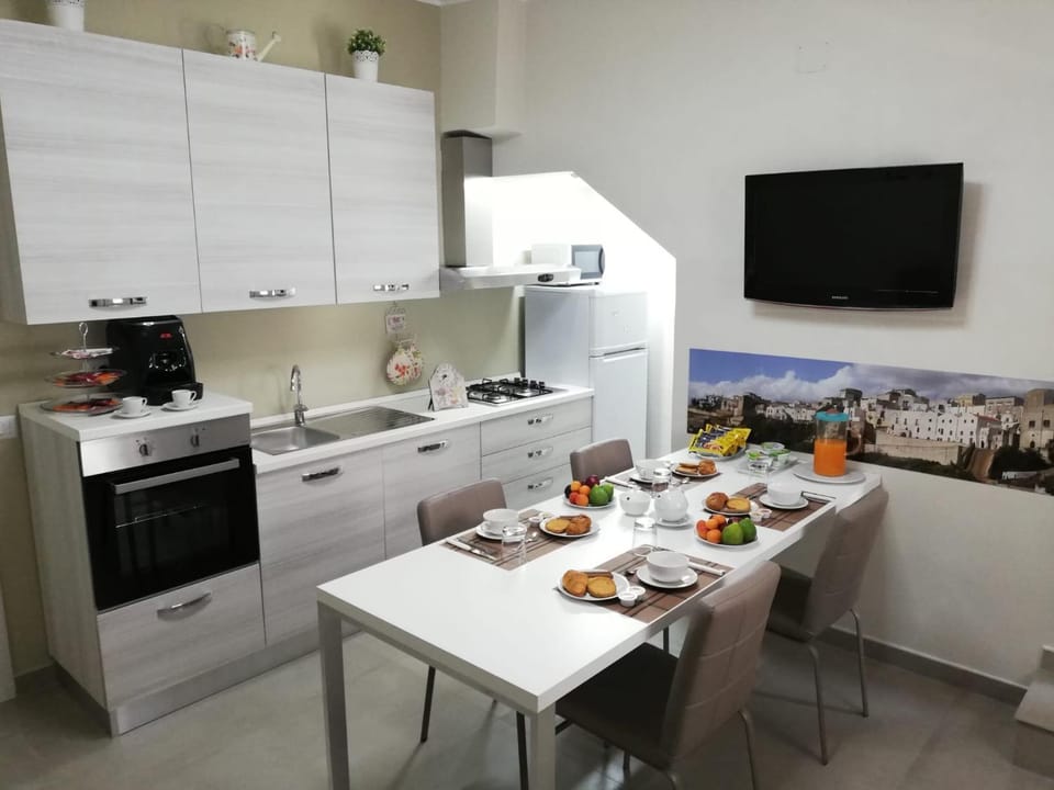 Coffee/tea facilities, Kitchen or kitchenette, Food and drinks, Dining area, Communal kitchen, Breakfast