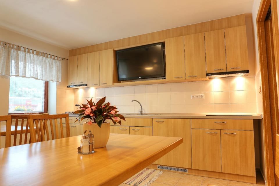 Toilet, Property building, TV and multimedia, Dining area, Communal kitchen, dishwasher, minibar, toaster
