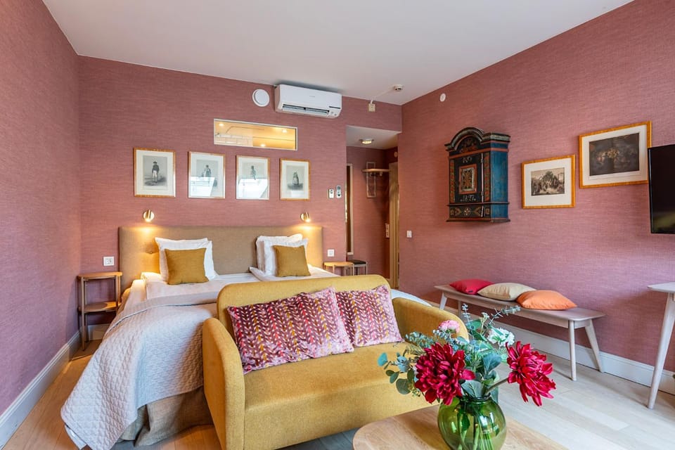 Bed, Seating area, Bedroom, air conditioner