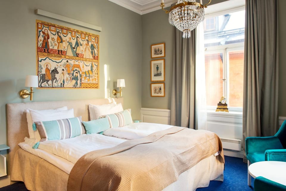 Bed, Seating area, Bedroom