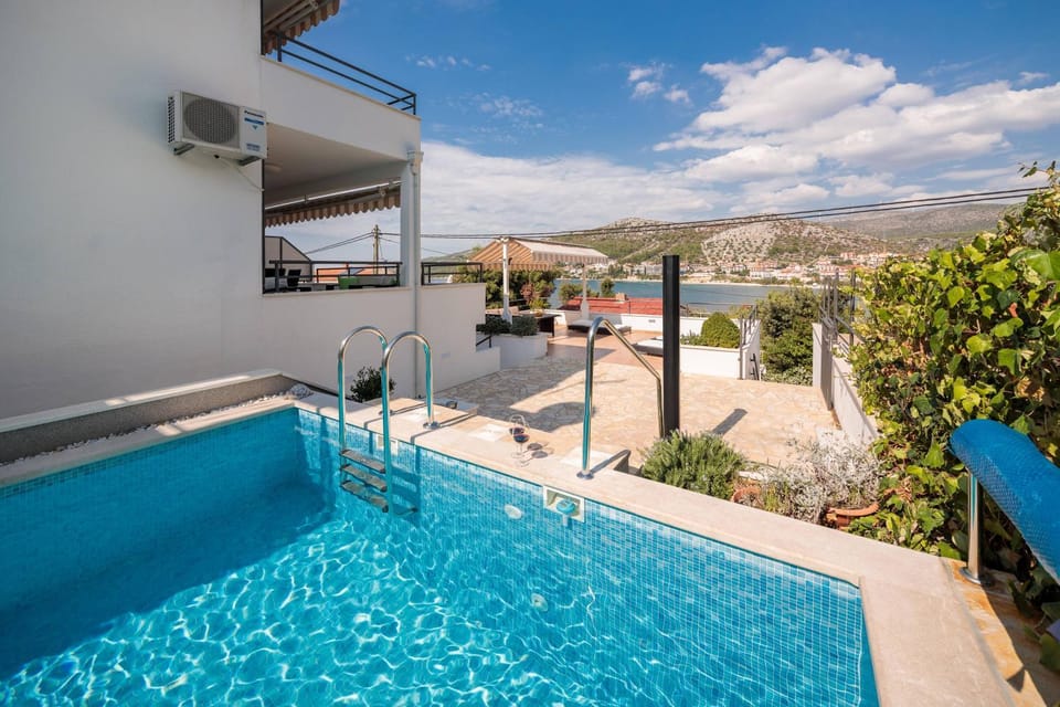 Mountain view, Pool view, Pool view, Sea view, Swimming pool