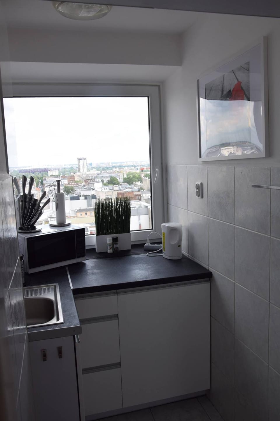 Coffee/tea facilities, View (from property/room), View (from property/room), Kitchen or kitchenette, City view, City view, microwave, stove