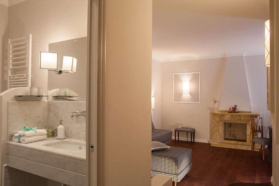 Bathroom, Decorative detail, fireplace