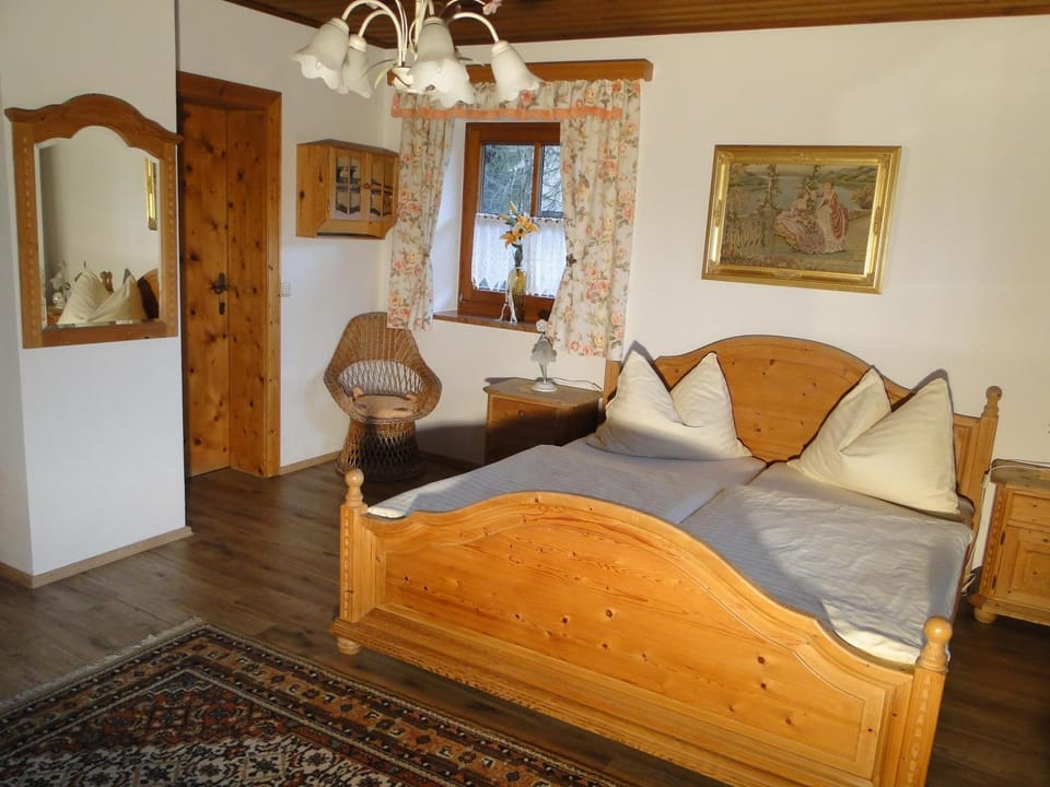 Bed, Photo of the whole room, Decorative detail, Autumn