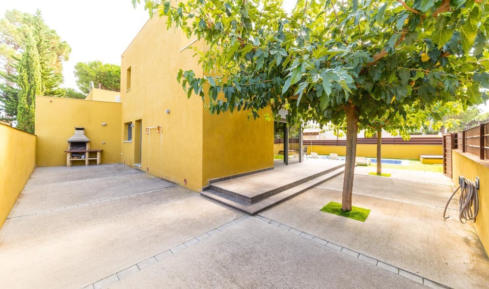 Patio, BBQ facilities, Garden