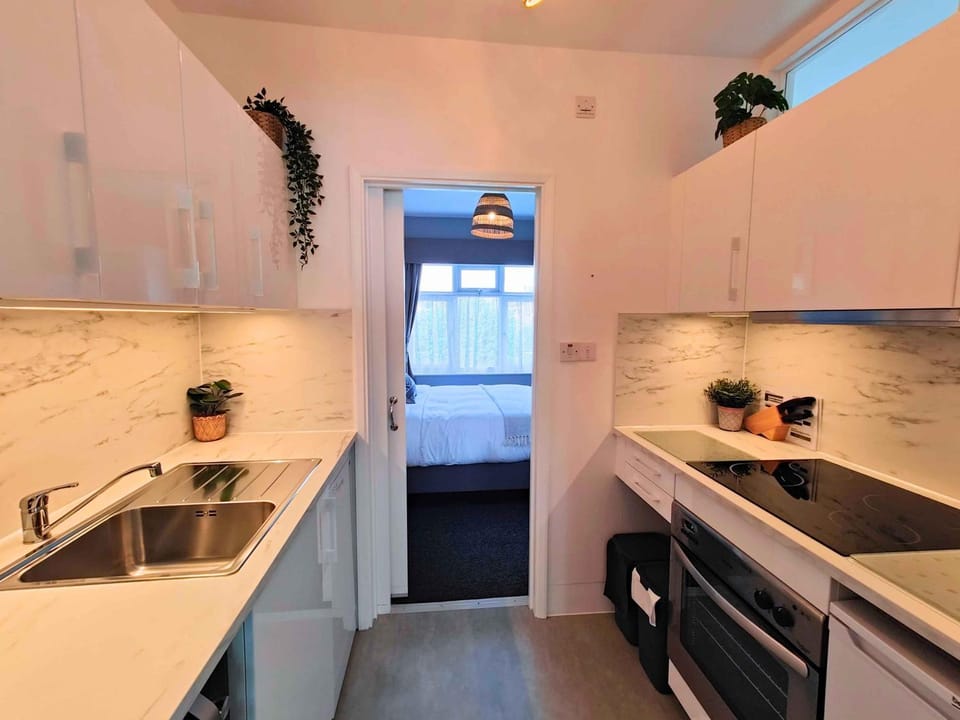 Coffee/tea facilities, Kitchen or kitchenette, dishwasher, microwave, oven, stove, kitchen