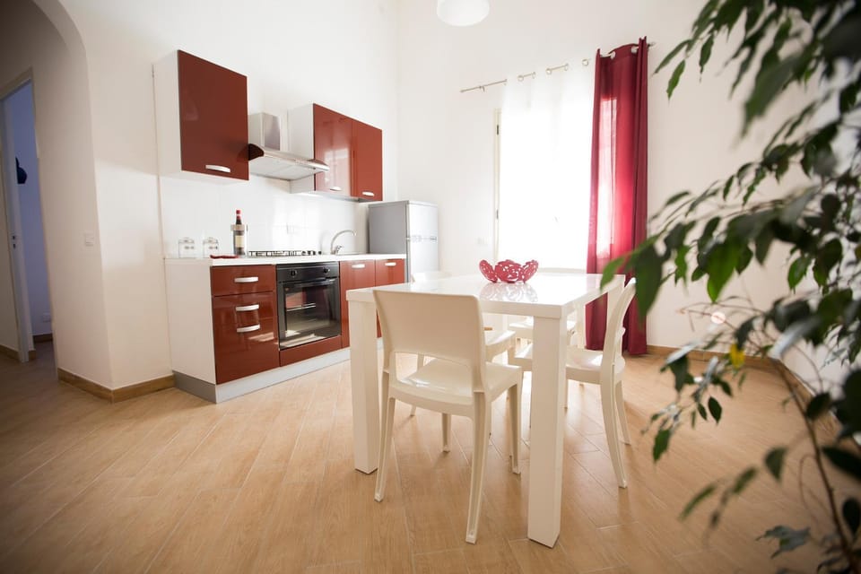Kitchen or kitchenette, Dining area