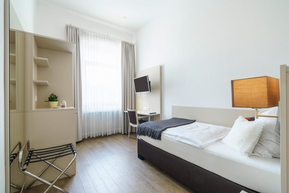 Bed, TV and multimedia, Photo of the whole room, Seating area, Bedroom