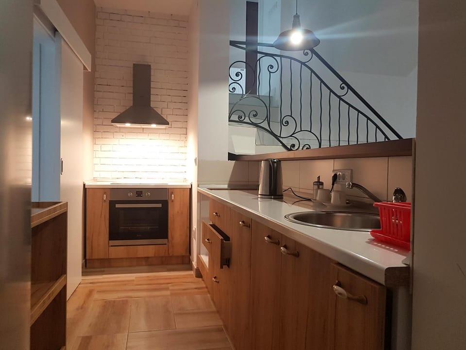 Kitchen or kitchenette, Dining area