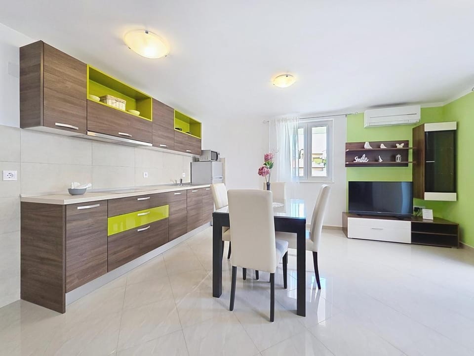 Garden, Balcony/Terrace, Living room, Dining area, Swimming pool, air conditioner